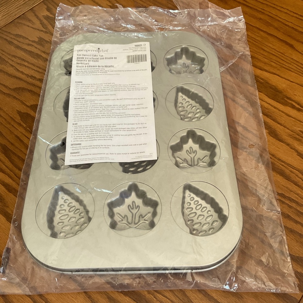 New Pampered Chef Fall Harvest Pan - 12 Molds
